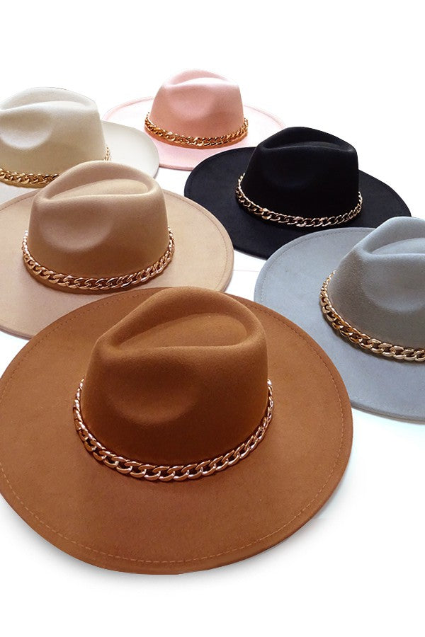 A VINTAGE PLAIN FEDORA HAT WITH GOLD CHAIN